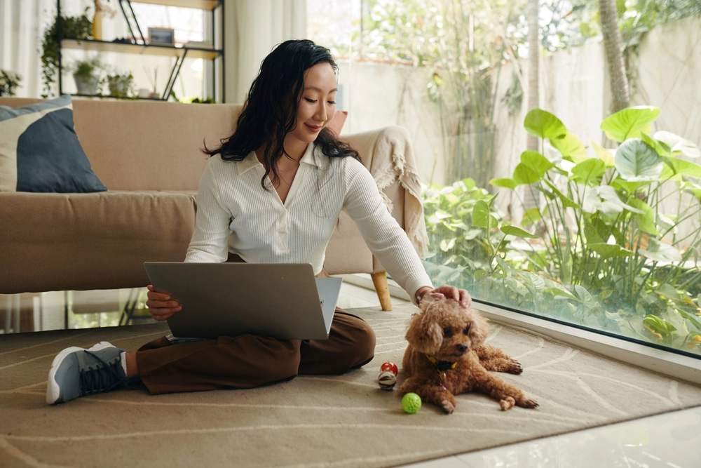 Mulher com cachorro no colo